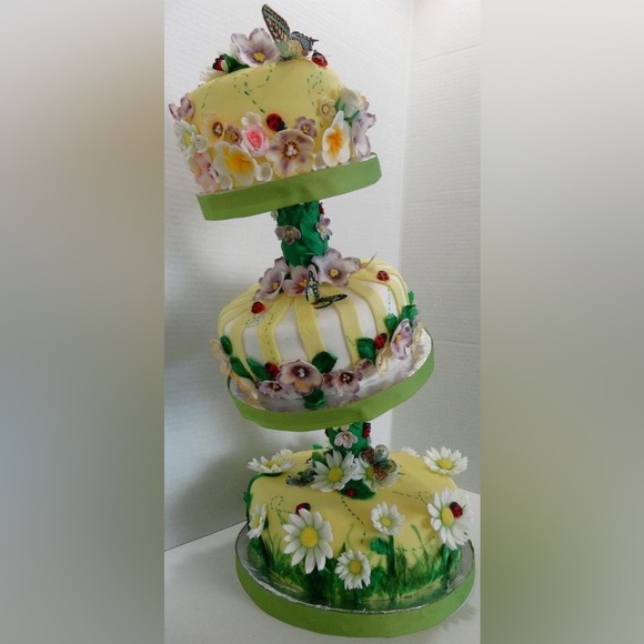 Topsy Turvy Cake Stand, rounded and squared cake. - Picture 2 of 9